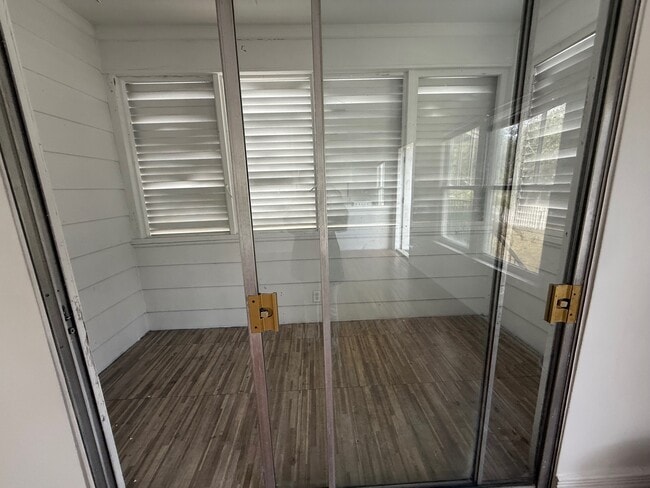 Building Photo - 810-812 NE 4th St