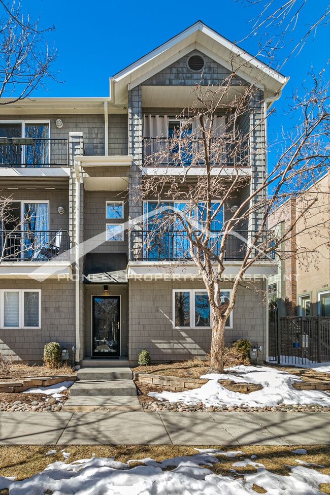 Building Photo - Lovely 3 Story Townhome with Fireplace and...