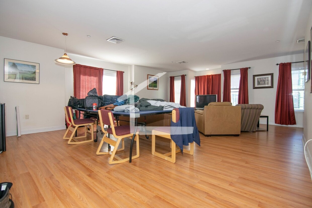 1800 Sq Ft. Pet Friendly Duplex w 2 Parking Spots perfect location! Secured Basement w Laundry &... - 1800 Sq Ft. Pet Friendly Duplex w 2 Parking Spots perfect location!  Secured Basement w Laundry &...