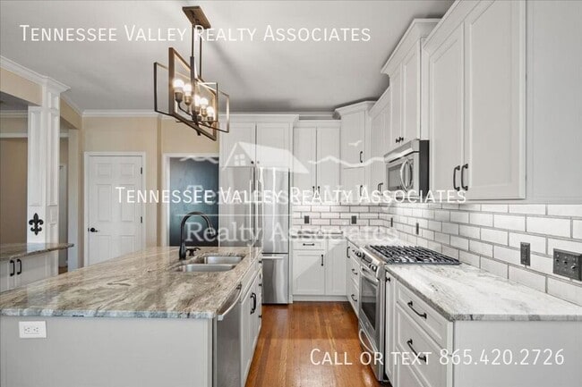 Building Photo - 821 Foxfield Ln