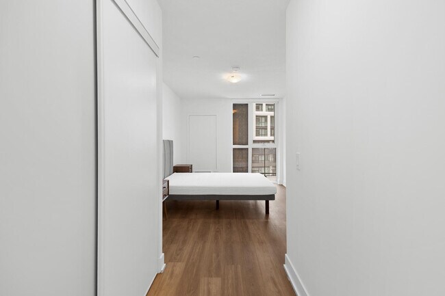 Photo du bâtiment - One Plus Den Furnished unit