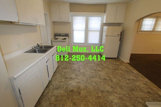 Building Photo - 3 Bed, 1 Bath House Freshly Painted with N...