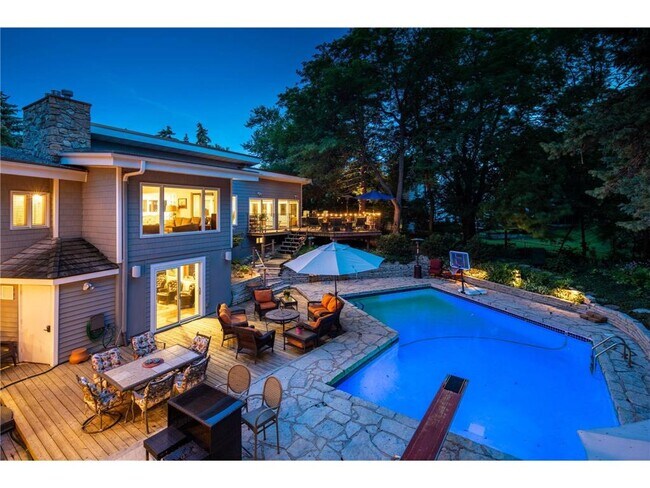 Foto del edificio - 341 Westwood Dr N