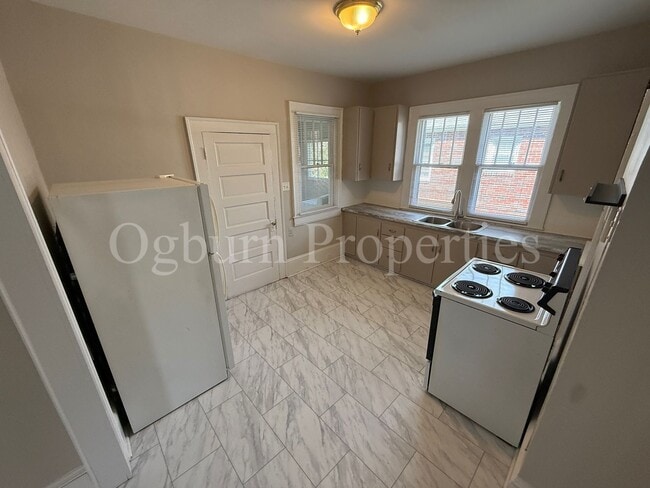 Building Photo - 113 E Sprague St