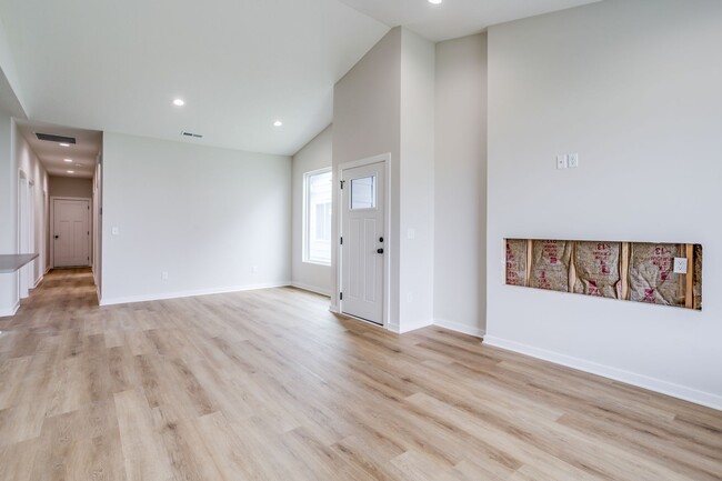Building Photo - Long Beach-Maxwell Plan MODEL PROPERTY