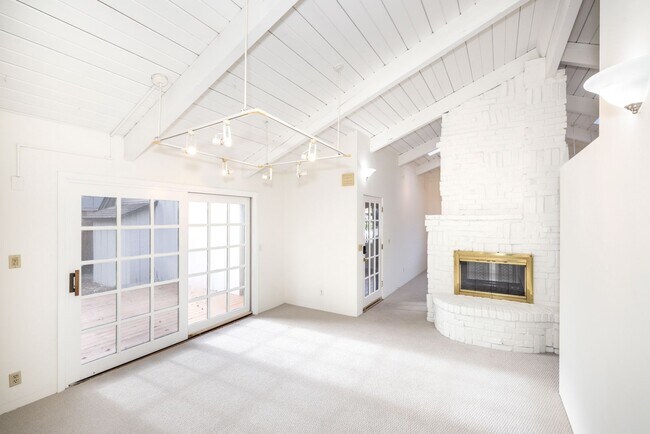 Foto del edificio - Charming 3 Bed, 2 Bath Single Story Home - Available Short Term!