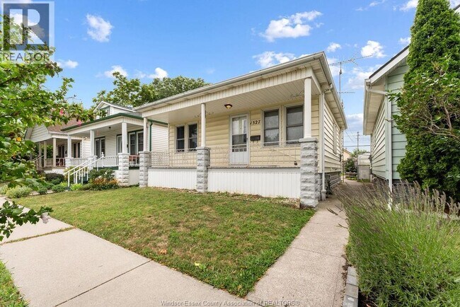Photo du bâtiment - 1527 Albert Rd