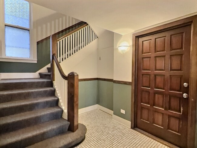 Foto del edificio - 2921 N Pine Grove Ave