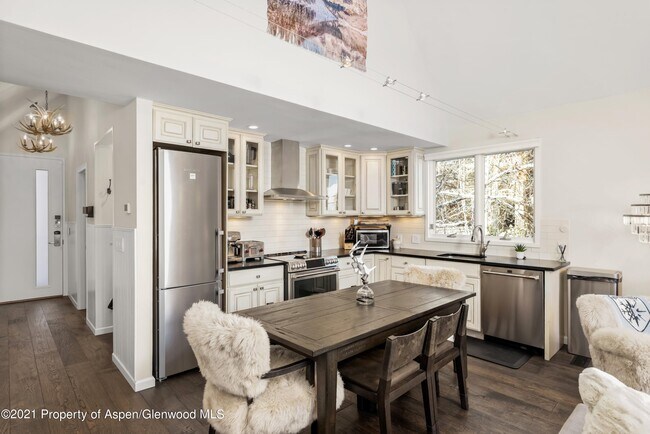 Building Photo - Rental in the Heart of Aspen Core