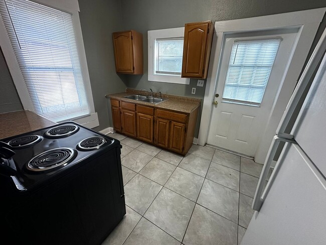 Building Photo - Jackson Heights 3/1 House- Ready Now!