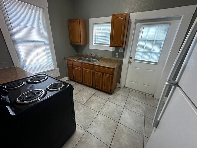 Foto del edificio - Jackson Heights 3/1 House- Ready Now!