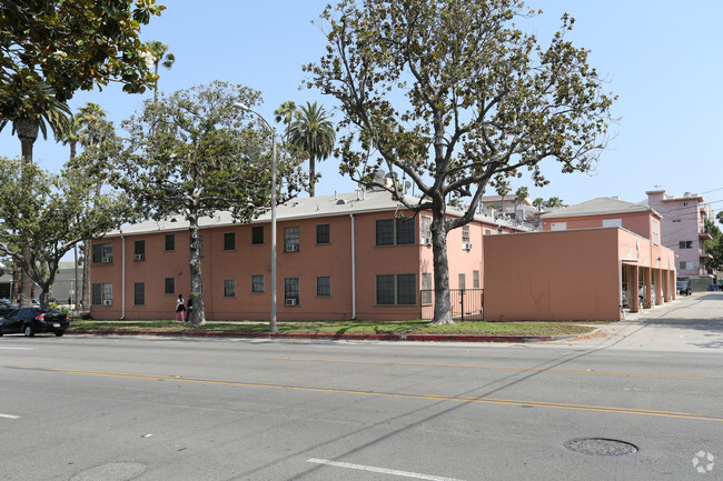 Building Photo - 421 N Doheny Dr