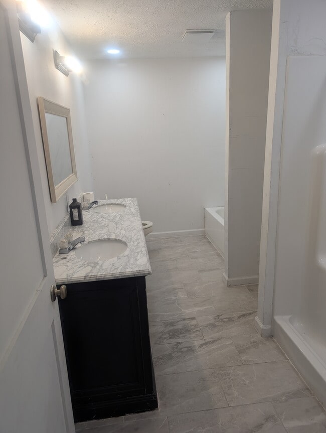 Foto del edificio - 1680 E Whisnand Rd