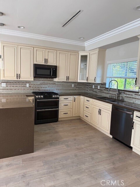 Foto del edificio - 17647 Hamlin St