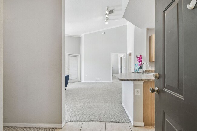Foto del edificio - Elegant 1-Bedroom Condo with Lakeside View...
