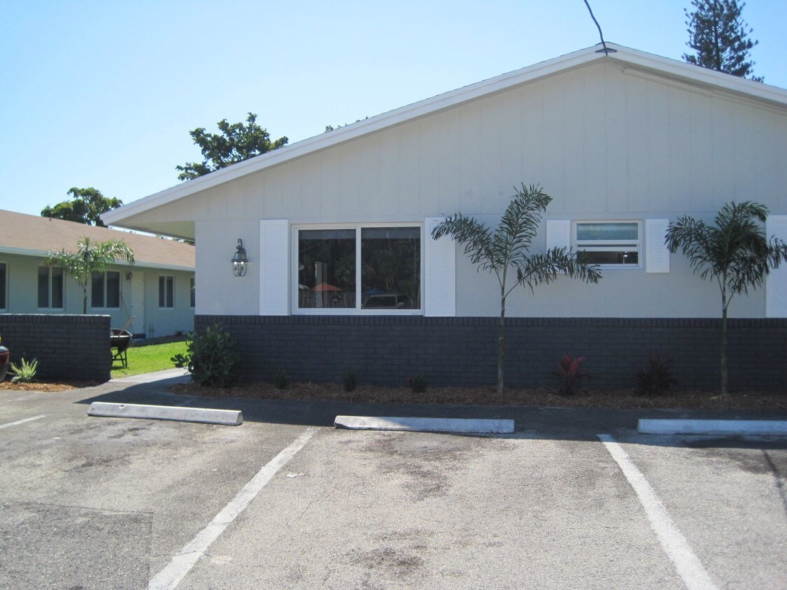 Primary Photo - 1086 NE 33rd St