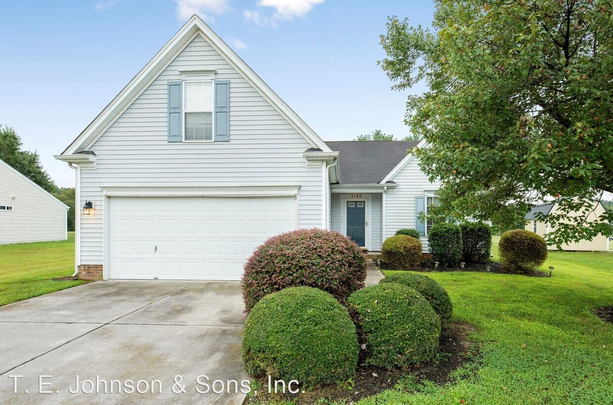 Primary Photo - 3 br, 2 bath House - 5190 Queensway Road