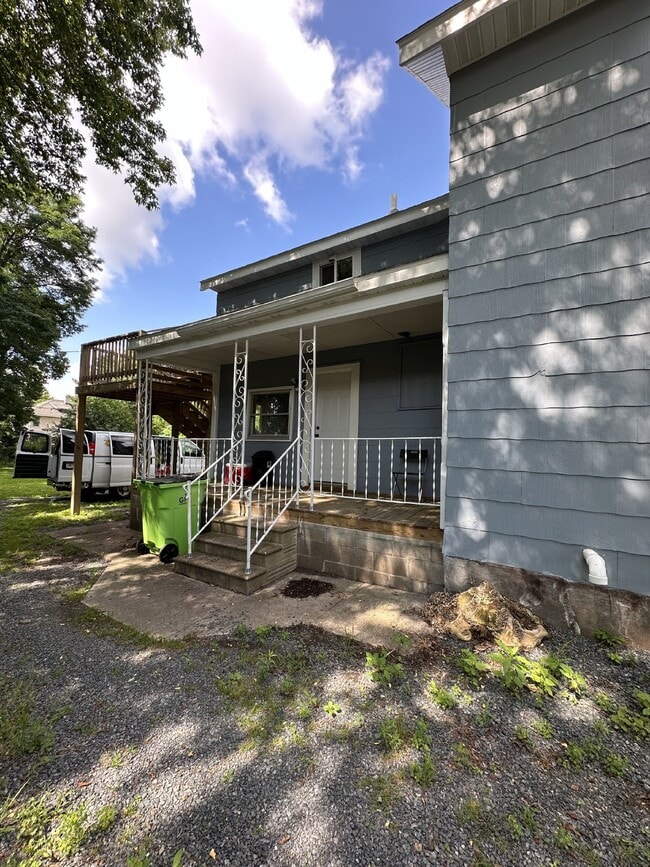 Building Photo - FREE OF SECURITY DEPOSIT 2 bed 1 bath righ...
