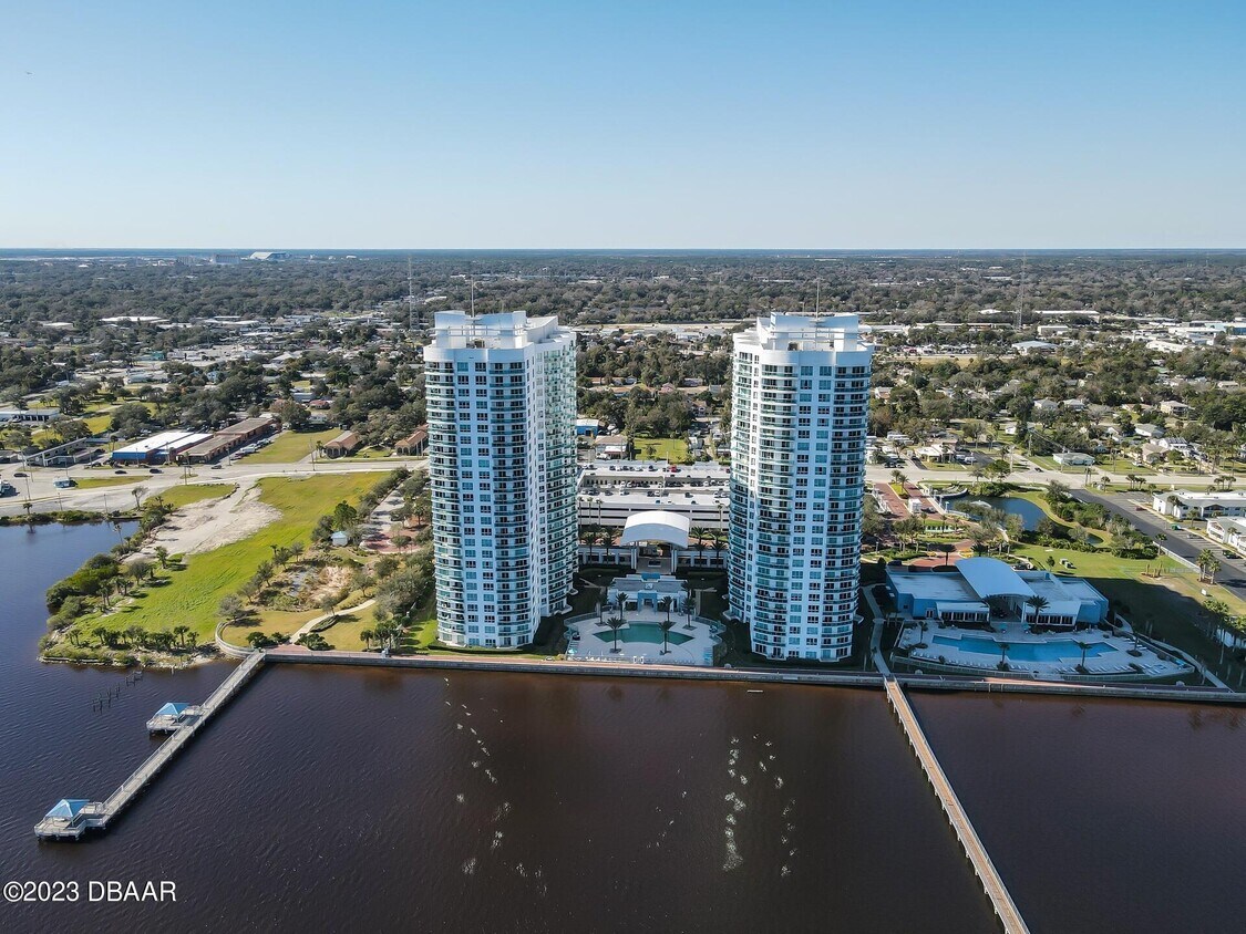 Foto principal - 231 Riverside Dr