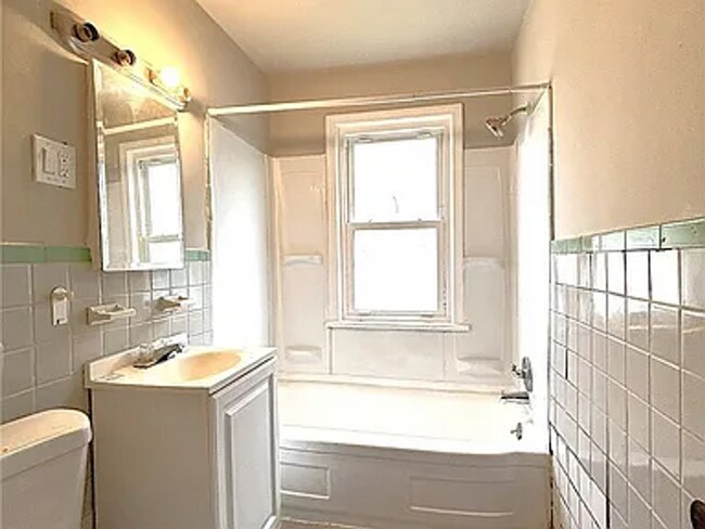 Building Photo - 3-Bedroom Colonial in Cleveland