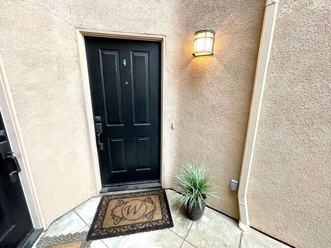 Foto del edificio - Modern and Chic 2 bed 2.5 bath in Newport Beach!!!