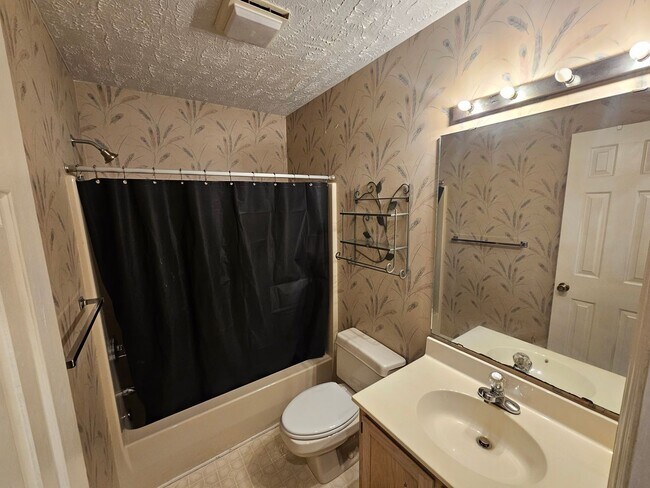 Building Photo - Cypress Bay Golf &amp; Racquet - W7