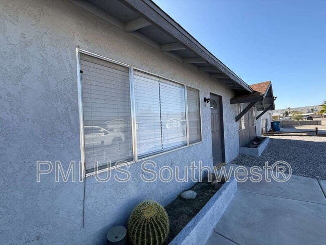 Foto del edificio - 664 Honeysuckle Rd