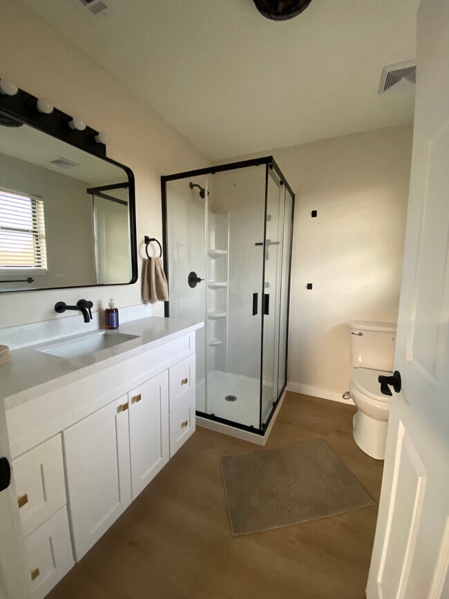 Ensuite Bath - 1106 Sherry Ln