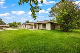 Building Photo - 1209 Dogwood Dr