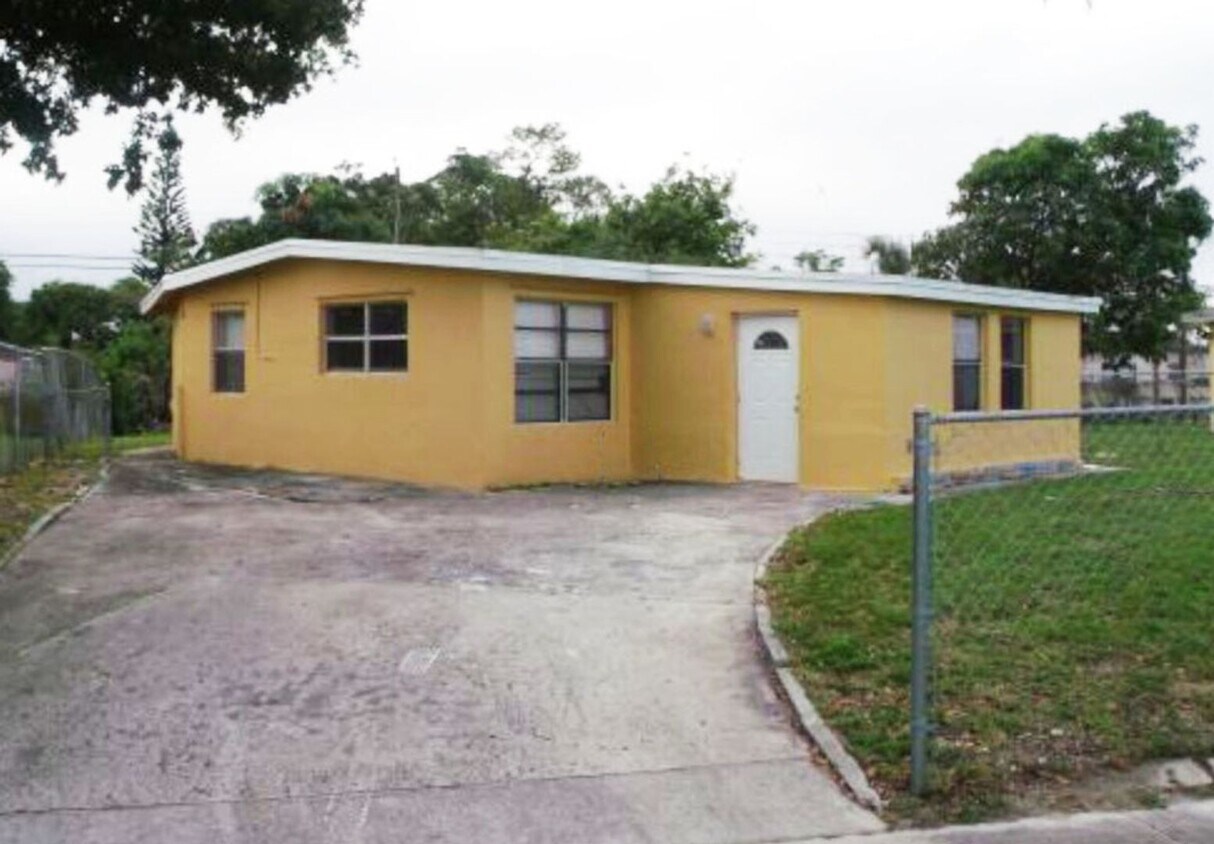 Building Photo - 3-1 House with Central AC