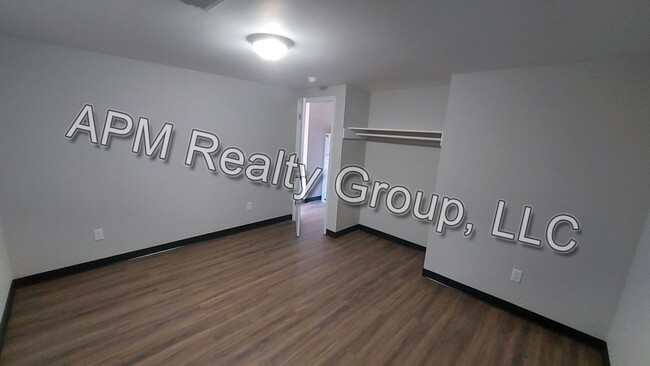 Building Photo - Newly renovated apartments!