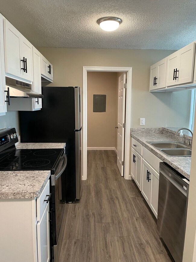 Building Photo - Welcome to this charming first-floor 2 bed...