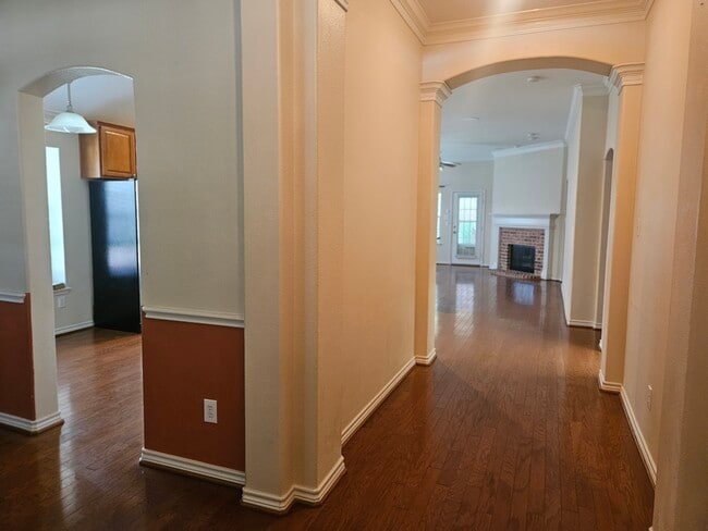 Building Photo - 8562 Robertson Dr