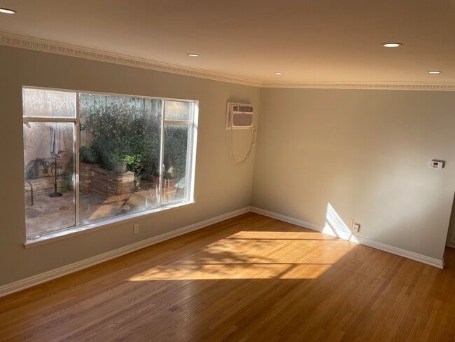 Building Photo - 1427 N Laurel Ave