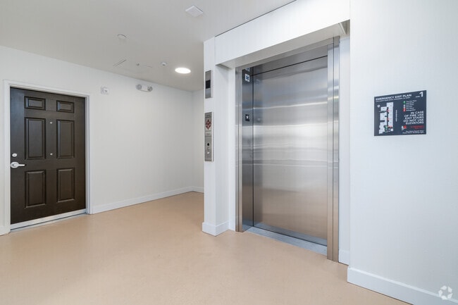 Ascensores del vestíbulo - South River Village