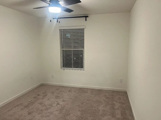 Habitación B sin amueblar - 2986 Saltillo Ln