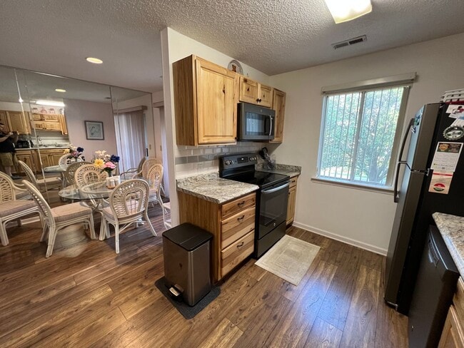 Building Photo - FURNISHED 2 BEDROOM/2 BATH UNIT 2ND FLOOR