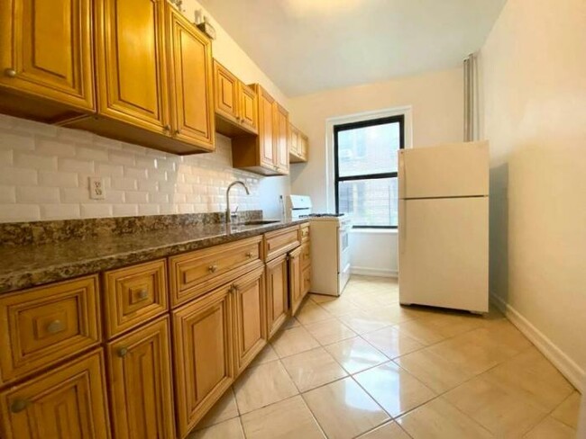 Building Photo - 2 bedroom in BRONX NY 10463