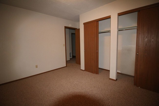 Building Photo - 13 Village W Ct