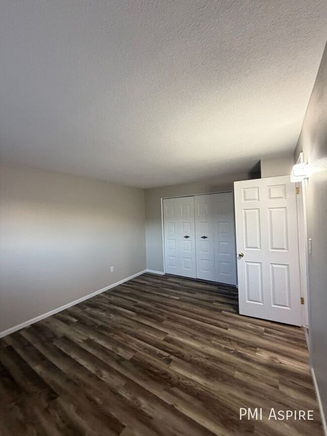 Building Photo - MOVE IN SPECIAL! 1 Bedroom Apartment in Lakewood– Cozy Living right off of Wadsworth close to Hwy 6!