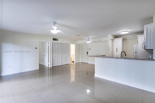 Foto del edificio - 8305 SW 72nd Ave