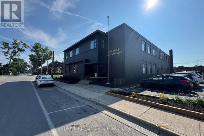 Building Photo - 16-16 Hincks St