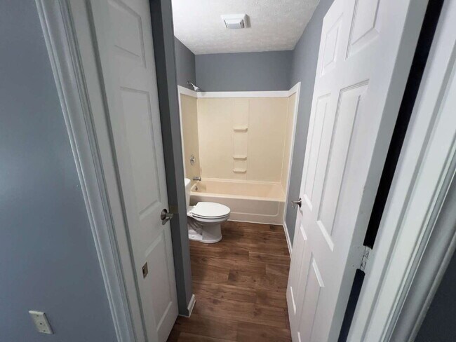 Foto del edificio - 2 Bed 1 Bath Apartment in Fair Play