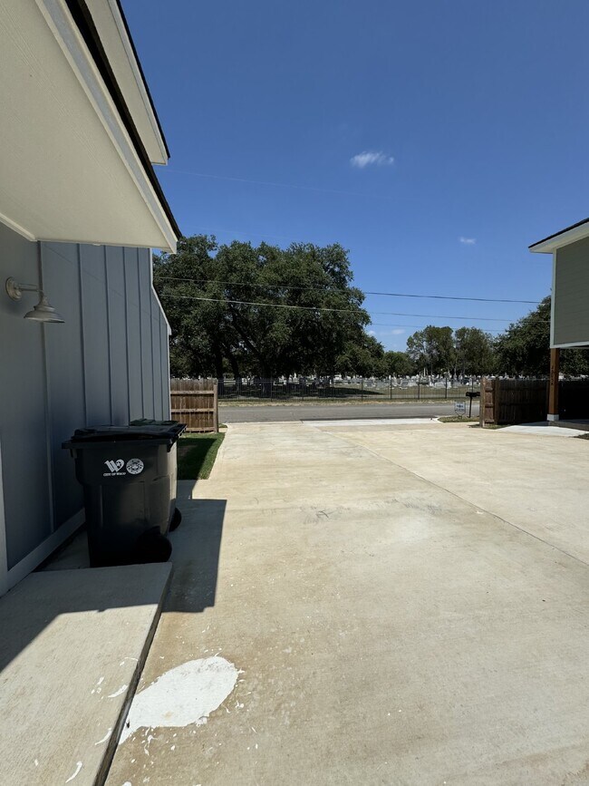 Building Photo - Charming & Convenient College Apartment – ...