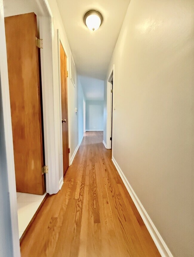 Building Photo - 307 S Pierce Ave