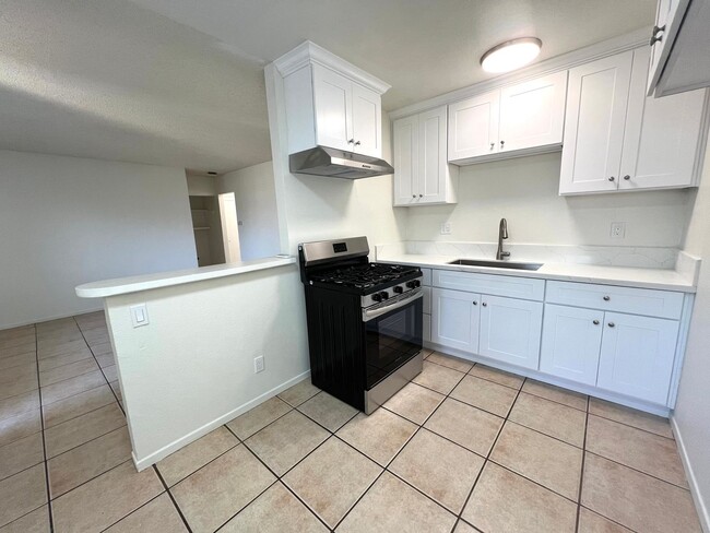 Building Photo - Newly upgraded 2 bedroom home located in C...