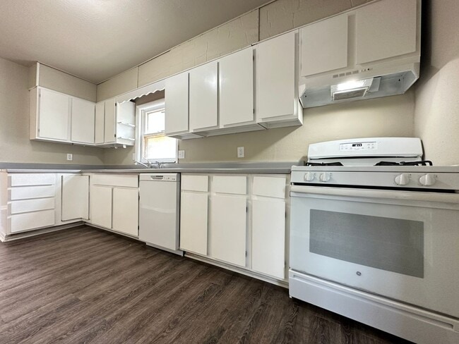 Building Photo - 2 Bedroom with 3 Stall Attached Garage
