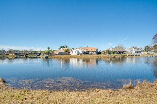 Foto del edificio - Lakefront 3BR/2BA Home on Orion Lake with Florida Room, Screened Patio, Hot Tub (As-Is), Solar Pa...