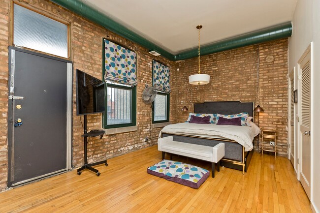Building Photo - 1470 N Milwaukee Ave