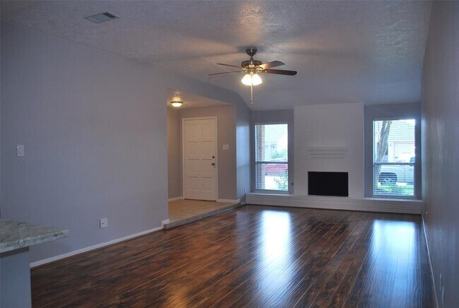 Foto del edificio - 1207 Strawberry Park Ln